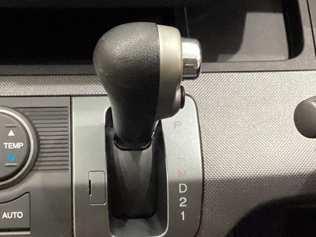 フリード ＧエアロＬパッケージ　４ＷＤ　光触媒抗菌消臭施工済　純正ＨＤＤナビ　バックモニター　左側電動スライドドア　オートエアコン　キーレス　横滑り防止（8枚目）