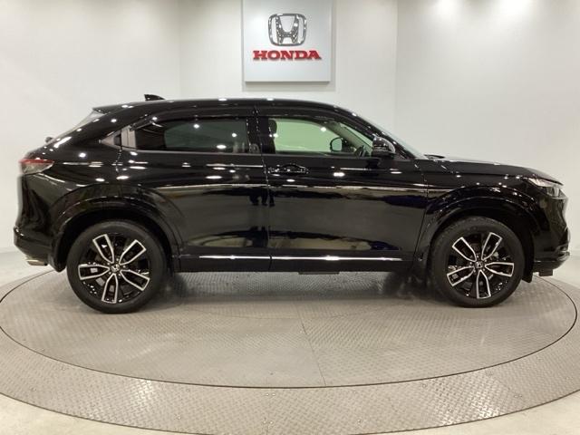 ヴェゼル ｅ：ＨＥＶＺ　ドライブレコーダー前後装備車　光触媒抗菌消臭施工済　ＥＴＣ　バックカメラ　Ｂｌｕｅｔｏｏｔｈ　電動リアゲート　衝突被害軽減システム　キーレスエントリー　スマートキー　純正アルミホイール（4枚目）