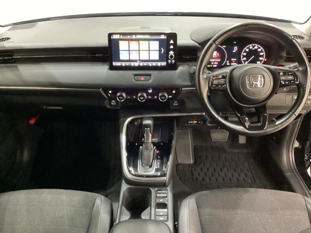 ヴェゼル ｅ：ＨＥＶＺ　ドライブレコーダー前後装備車　光触媒抗菌消臭施工済　ＥＴＣ　バックカメラ　Ｂｌｕｅｔｏｏｔｈ　電動リアゲート　衝突被害軽減システム　キーレスエントリー　スマートキー　純正アルミホイール（5枚目）