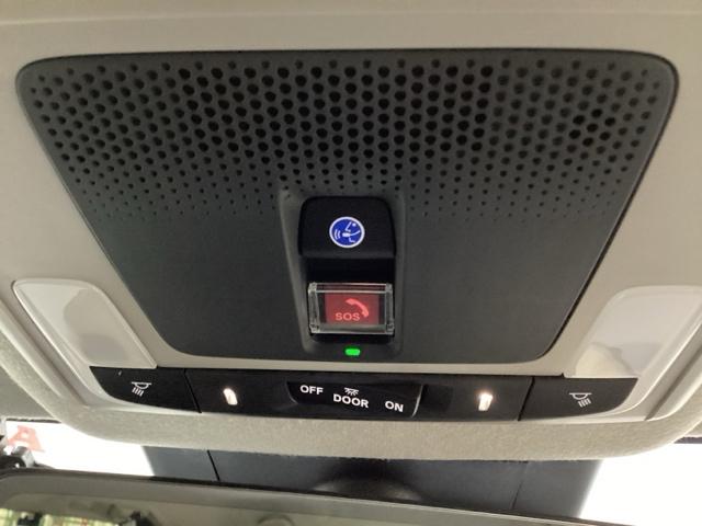 ヴェゼル ｅ：ＨＥＶＺ　ドライブレコーダー前後装備車　光触媒抗菌消臭施工済　ＥＴＣ　バックカメラ　Ｂｌｕｅｔｏｏｔｈ　電動リアゲート　衝突被害軽減システム　キーレスエントリー　スマートキー　純正アルミホイール（6枚目）