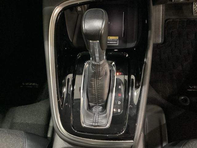ヴェゼル ｅ：ＨＥＶＺ　ドライブレコーダー前後装備車　光触媒抗菌消臭施工済　ＥＴＣ　バックカメラ　Ｂｌｕｅｔｏｏｔｈ　電動リアゲート　衝突被害軽減システム　キーレスエントリー　スマートキー　純正アルミホイール（9枚目）