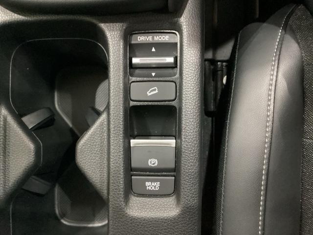 ヴェゼル ｅ：ＨＥＶＺ　ドライブレコーダー前後装備車　光触媒抗菌消臭施工済　ＥＴＣ　バックカメラ　Ｂｌｕｅｔｏｏｔｈ　電動リアゲート　衝突被害軽減システム　キーレスエントリー　スマートキー　純正アルミホイール（10枚目）