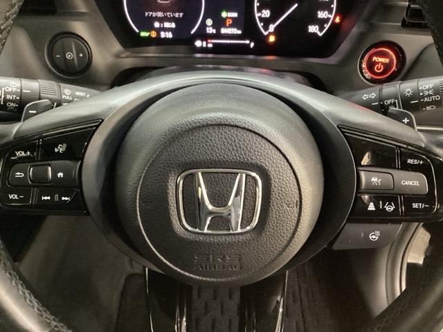 ヴェゼル ｅ：ＨＥＶＺ　ドライブレコーダー前後装備車　光触媒抗菌消臭施工済　ＥＴＣ　バックカメラ　Ｂｌｕｅｔｏｏｔｈ　電動リアゲート　衝突被害軽減システム　キーレスエントリー　スマートキー　純正アルミホイール（13枚目）