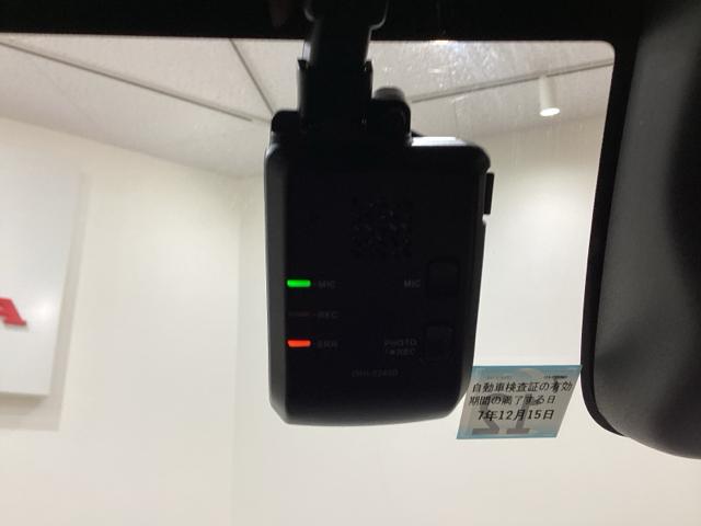 ヴェゼル ｅ：ＨＥＶＺ　ドライブレコーダー前後装備車　光触媒抗菌消臭施工済　ＥＴＣ　バックカメラ　Ｂｌｕｅｔｏｏｔｈ　電動リアゲート　衝突被害軽減システム　キーレスエントリー　スマートキー　純正アルミホイール（17枚目）