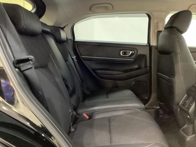 ヴェゼル ｅ：ＨＥＶＺ　ドライブレコーダー前後装備車　光触媒抗菌消臭施工済　ＥＴＣ　バックカメラ　Ｂｌｕｅｔｏｏｔｈ　電動リアゲート　衝突被害軽減システム　キーレスエントリー　スマートキー　純正アルミホイール（21枚目）