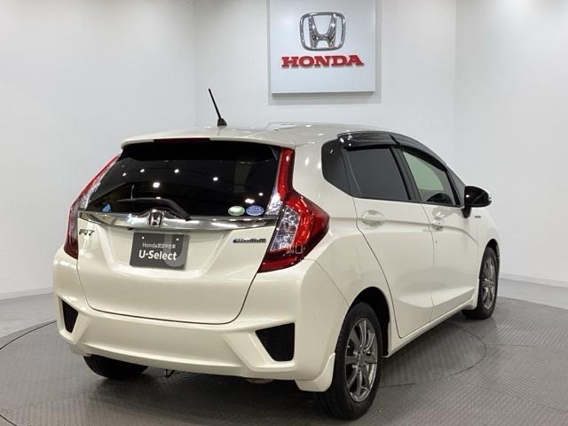 フィットハイブリッド Ｆパッケージ　純正メモリーナビ　フルセグＴＶ　Ｂｌｕｅｔｏｏｔｈ　バックカメラ　ＥＴＣ　純正エンジンスターター　社外アルミホイール　盗難防止システム　キーレスエントリー　スマートキー（3枚目）