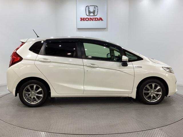 フィットハイブリッド Ｆパッケージ　純正メモリーナビ　フルセグＴＶ　Ｂｌｕｅｔｏｏｔｈ　バックカメラ　ＥＴＣ　純正エンジンスターター　社外アルミホイール　盗難防止システム　キーレスエントリー　スマートキー（4枚目）