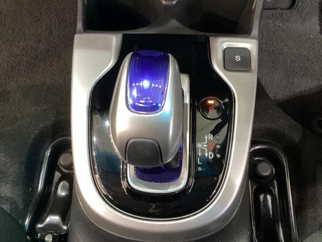 フィットハイブリッド Ｆパッケージ　純正メモリーナビ　フルセグＴＶ　Ｂｌｕｅｔｏｏｔｈ　バックカメラ　ＥＴＣ　純正エンジンスターター　社外アルミホイール　盗難防止システム　キーレスエントリー　スマートキー（8枚目）