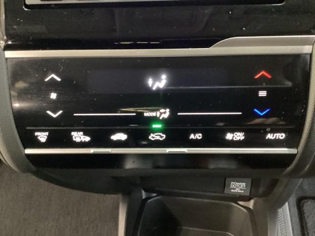 フィットハイブリッド Ｆパッケージ　純正メモリーナビ　フルセグＴＶ　Ｂｌｕｅｔｏｏｔｈ　バックカメラ　ＥＴＣ　純正エンジンスターター　社外アルミホイール　盗難防止システム　キーレスエントリー　スマートキー（9枚目）