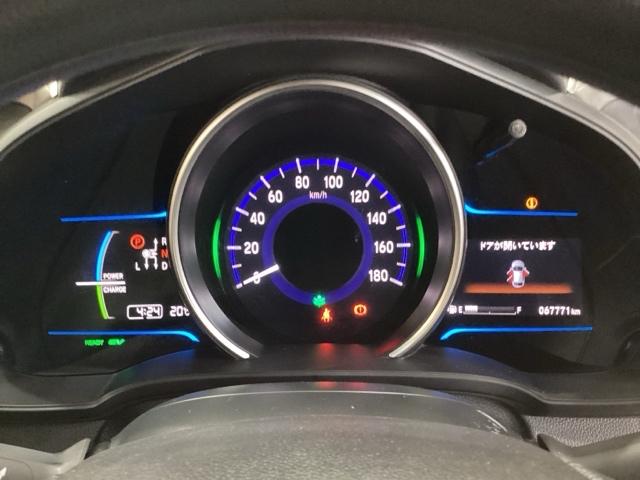 フィットハイブリッド Ｆパッケージ　純正メモリーナビ　フルセグＴＶ　Ｂｌｕｅｔｏｏｔｈ　バックカメラ　ＥＴＣ　純正エンジンスターター　社外アルミホイール　盗難防止システム　キーレスエントリー　スマートキー（10枚目）