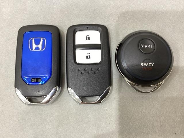 フィットハイブリッド Ｆパッケージ　純正メモリーナビ　フルセグＴＶ　Ｂｌｕｅｔｏｏｔｈ　バックカメラ　ＥＴＣ　純正エンジンスターター　社外アルミホイール　盗難防止システム　キーレスエントリー　スマートキー（12枚目）