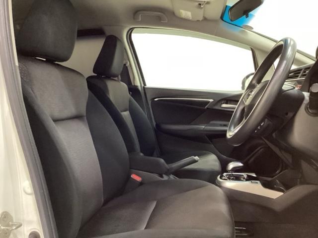 フィットハイブリッド Ｆパッケージ　純正メモリーナビ　フルセグＴＶ　Ｂｌｕｅｔｏｏｔｈ　バックカメラ　ＥＴＣ　純正エンジンスターター　社外アルミホイール　盗難防止システム　キーレスエントリー　スマートキー（16枚目）