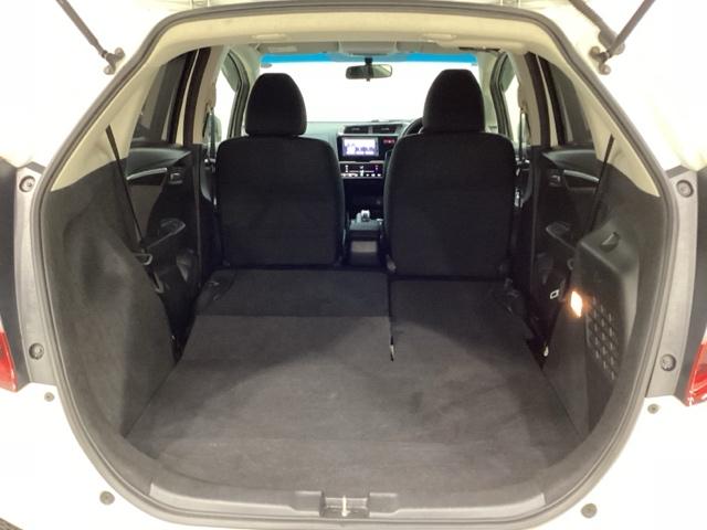 フィットハイブリッド Ｆパッケージ　純正メモリーナビ　フルセグＴＶ　Ｂｌｕｅｔｏｏｔｈ　バックカメラ　ＥＴＣ　純正エンジンスターター　社外アルミホイール　盗難防止システム　キーレスエントリー　スマートキー（20枚目）