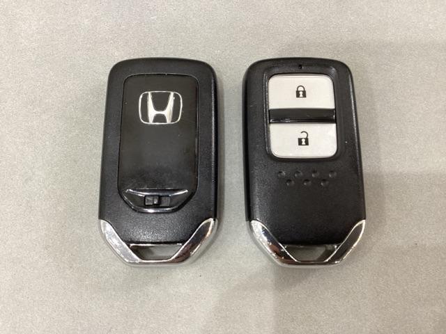 フィット １３Ｇ・Ｆパッケージ　純正メモリーナビ　キーレス　　いまコレ＋新品フロアマット付　横滑り防止　盗難防止　４ＷＤ　純正スチールホイール　スマートキー　キーレスエントリー　アイドリングストップ（12枚目）