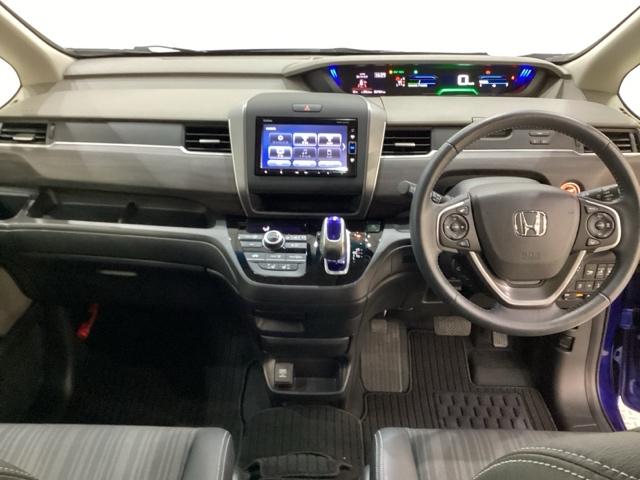 車内は光触媒抗菌消臭施工済です。スタイリッシュなデザインでスポーティなインパネ周りを演出します。グローブボックスやカップホルダーのほかにトレーなどたくさんの収納スペースが付いています。