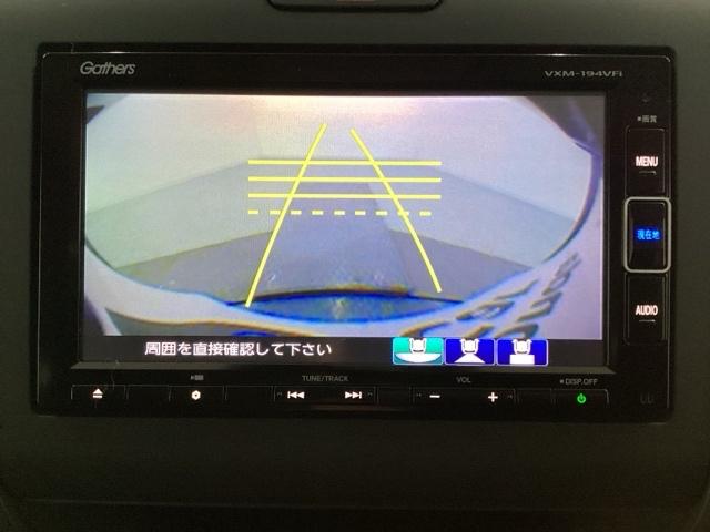 バックでの車庫入れも安心です！　リアカメラが付いているバックモニター付のナビを装備しております。操作線もついており距離感も画面から確認できます。