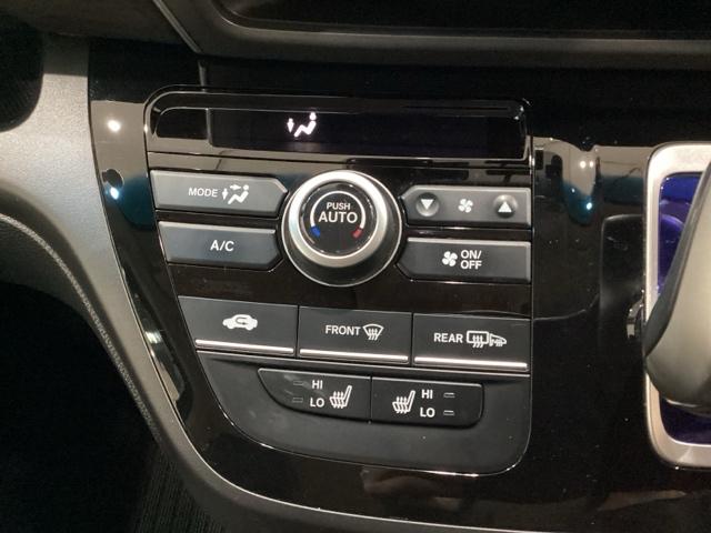 オートエアコンがついてますので、簡単操作で快適に過ごせます。リア熱線のスイッチの中にサイドミラーヒーターも入っています。パネル内のシートヒータースイッチは前席の左右別々に２段階で温度設定ができます。