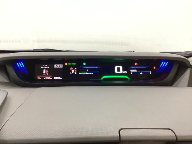 中央にデジタル表示のスピードメーターを配したハイブリット専用メーターになっています。左側のインフォメーション画面で燃費などの情報を確認できます。