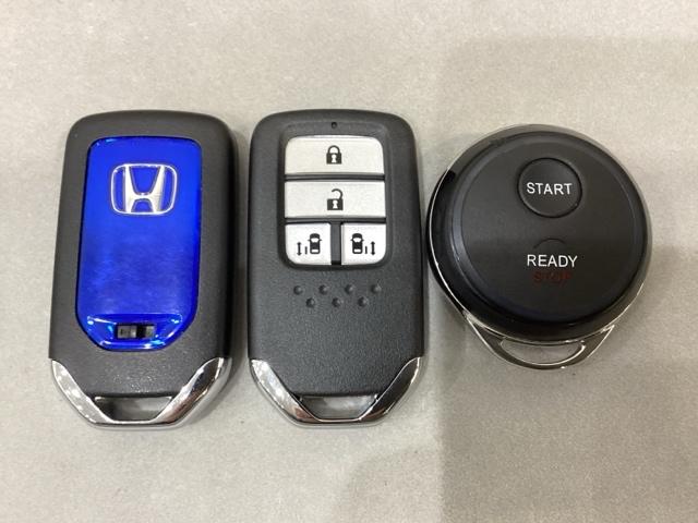 スマートキー付きですからドアロックの開閉およびエンジンスタートが楽々です。電動スライドドアの開け閉めもボタンで操作できます。加えて、純正リモコンエンジンスターター用の操作キーもついています。