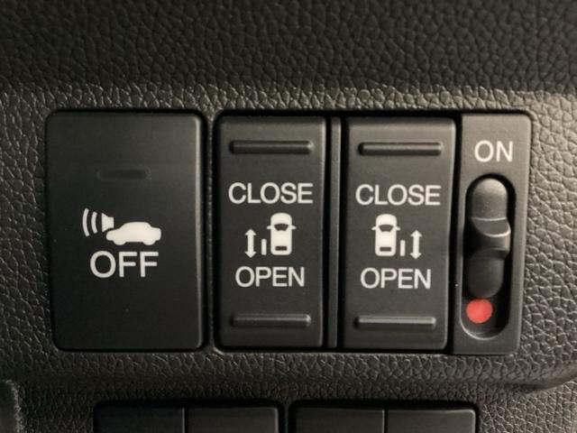 リアドアは乗り降りに便利な両側電動スライドドアです。また運転席に座っていながらスイッチ操作で自在にスライドドアを開け閉めできます。