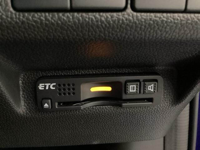 ハンドルの右下にＥＴＣがついています。高速道路の料金所の通過も楽々です！。　カードの取り出しもしやすい場所についています。