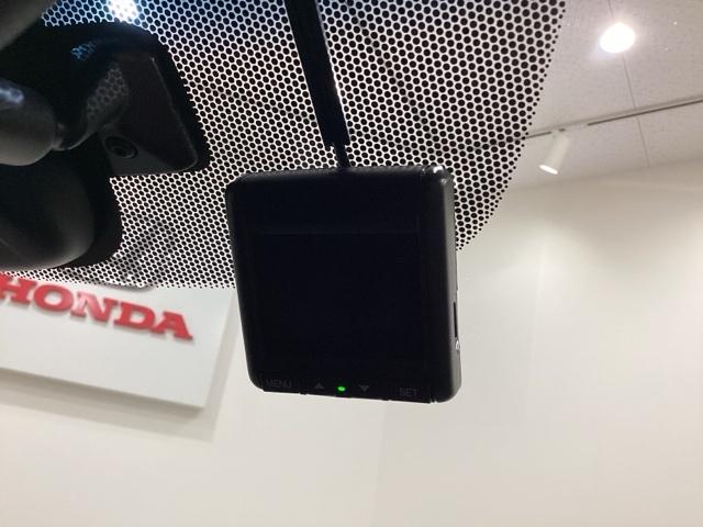 ドライブレコーダーが前方の監視をしてくれます。衝突や急ブレーキなどを感知した場合に、記録された動画が万が一の際に直前の状況を把握する手助けとなります。