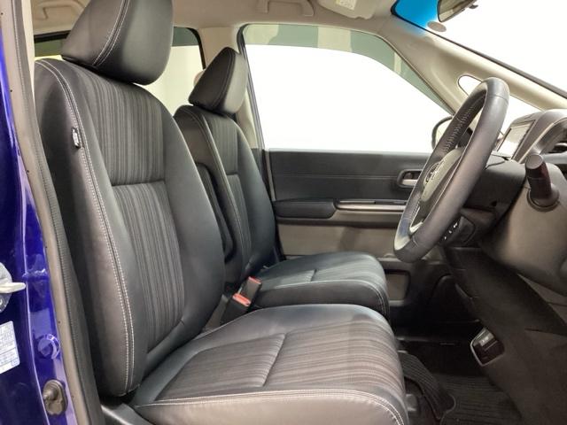 座面も厚みがあり背もたれも高く、広い足元にゆったり座れるシートです。運転席と助手席の間が空いている為、助手席側への移動がスムーズです。交通量の多い道でも助手席側から乗り降りができます。