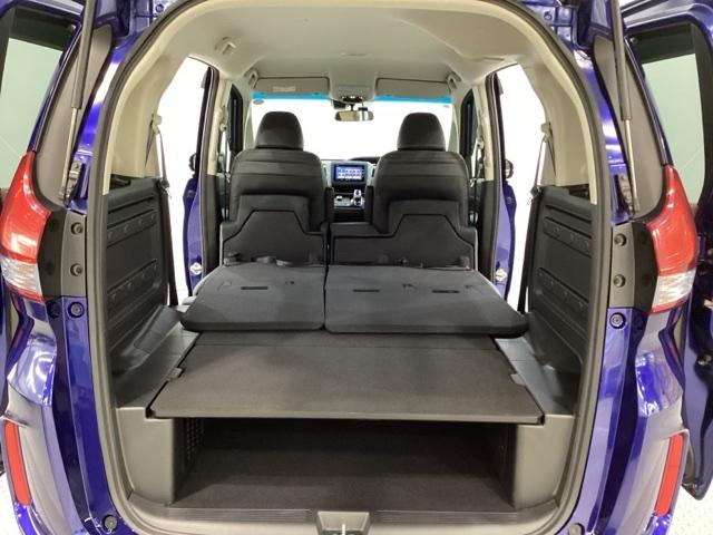 リアシートの座面を持ち上げて、座面があったスペースに背もたれを倒して重ねるダブルフォールディング式を採用しています。リアシートを畳めばフラットで広いラゲッジスペースになります。