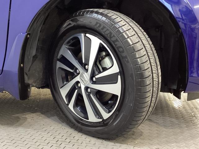 精悍なデザインの純正アルミホイールを装備しています。足元を引き立てて、美しいボディラインを一層引き締めてくれています。