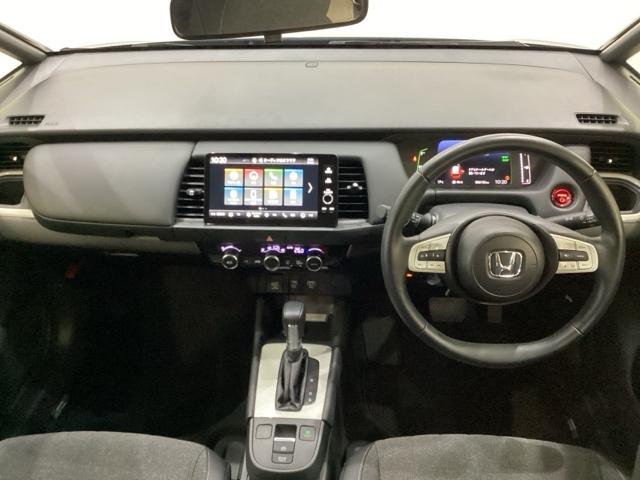 フィット ｅ：ＨＥＶホーム　純正アルミホイール　ドライブレコーダー　キーレス　ホンダセンシング　クルーズコントロール　衝突軽減ブレーキ　横滑り防止　障害物センサー　バックカメラ　盗難防止　ＬＥＤヘッドライト　４ＷＤ（7枚目）