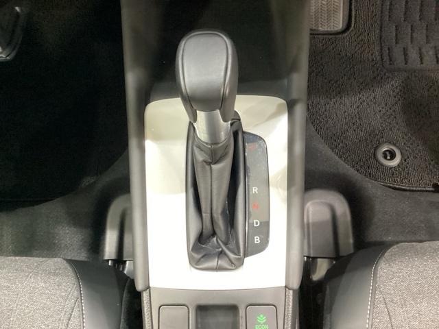 フィット ｅ：ＨＥＶホーム　純正アルミホイール　ドライブレコーダー　キーレス　ホンダセンシング　クルーズコントロール　衝突軽減ブレーキ　横滑り防止　障害物センサー　バックカメラ　盗難防止　ＬＥＤヘッドライト　４ＷＤ（11枚目）