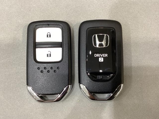 フィット ｅ：ＨＥＶホーム　純正アルミホイール　ドライブレコーダー　キーレス　ホンダセンシング　クルーズコントロール　衝突軽減ブレーキ　横滑り防止　障害物センサー　バックカメラ　盗難防止　ＬＥＤヘッドライト　４ＷＤ（16枚目）