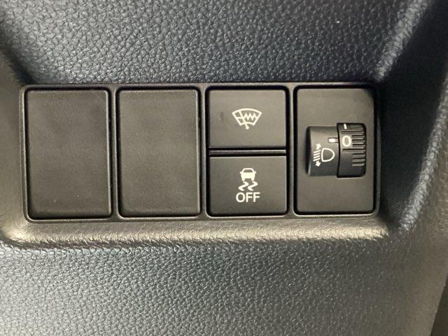 フィット ｅ：ＨＥＶホーム　純正アルミホイール　ドライブレコーダー　キーレス　ホンダセンシング　クルーズコントロール　衝突軽減ブレーキ　横滑り防止　障害物センサー　バックカメラ　盗難防止　ＬＥＤヘッドライト　４ＷＤ（17枚目）