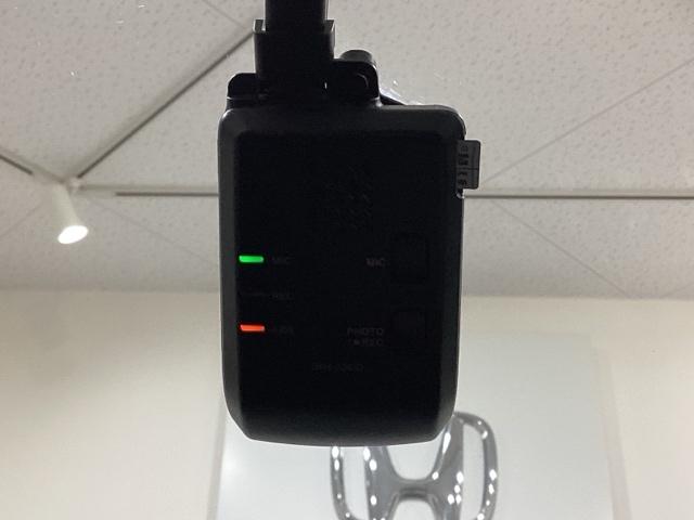 フィット ｅ：ＨＥＶホーム　純正アルミホイール　ドライブレコーダー　キーレス　ホンダセンシング　クルーズコントロール　衝突軽減ブレーキ　横滑り防止　障害物センサー　バックカメラ　盗難防止　ＬＥＤヘッドライト　４ＷＤ（19枚目）