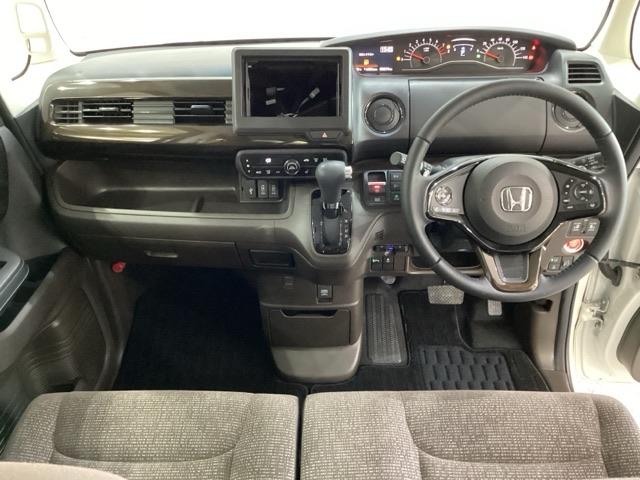 車内は光触媒抗菌消臭施工済です。スタイリッシュなデザインでスポーティなインパネ周りを演出します。グローブボックスやカップホルダーのほかにトレーなどたくさんの収納スペースが付いています。