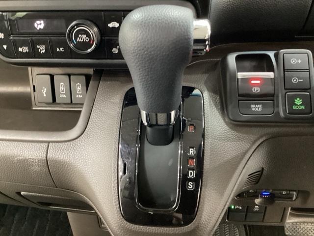 ＣＶＴ車のセレクトレバーです。低速から高速まで、変速ショックのないスムーズな走りを実現するとともに、エンジン効率のよい領域を維持することで燃費にも貢献します。