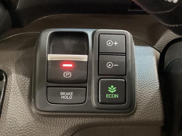 セレクトレバーの右に電子制御パーキングブレーキがあります。スイッチひとつで、停車した地点の傾斜などをシステムが検知・判断してブレーキ力を自動的に最適制御し、しっかり停車できるパーキングシステムです。