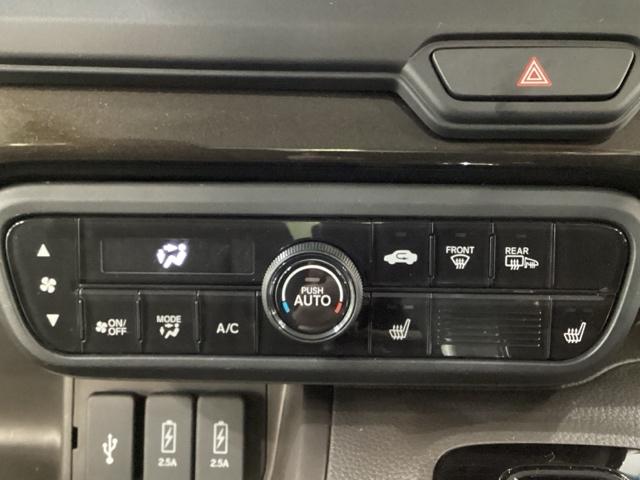オートエアコンがついてますので、簡単操作で快適に過ごせます。リア熱線のスイッチの中にサイドミラーヒーターも入っています。パネル内のシートヒータースイッチは前席の左右別々に２段階で温度設定ができます。