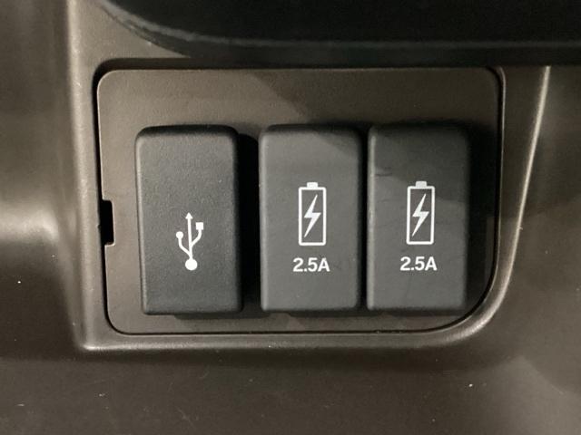 エアコン操作パネルの下に、スマートフォンなどの充電可能なＵＳＢ端子が２個、音源などの外部入力の可能なＵＳＢ端子が１個ついています。移動中に充電もできるので便利です。