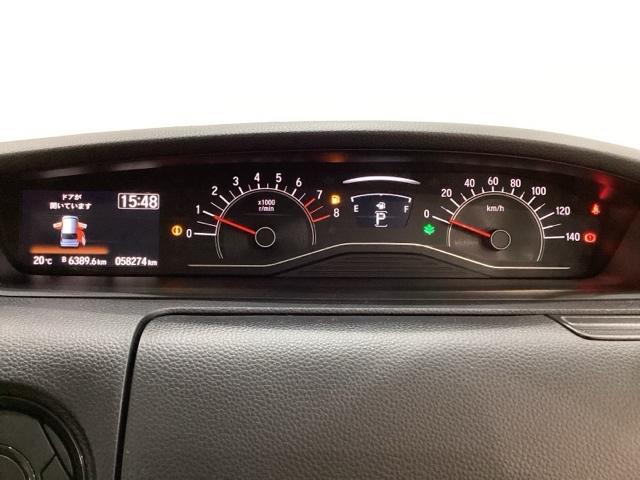 スピードメーターとタコメーターを大きく配した見やすいメーター部になっています。左側のインフォメーション画面でオドメーターや燃費などの情報を確認できます。
