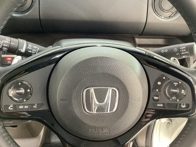 ハンドルにＨｏｎｄａセンシング系のクルーズコントロールやレーンキープアシストなどのスイッチが装備されています。ハンドルから手を離さず安全に操作できます。