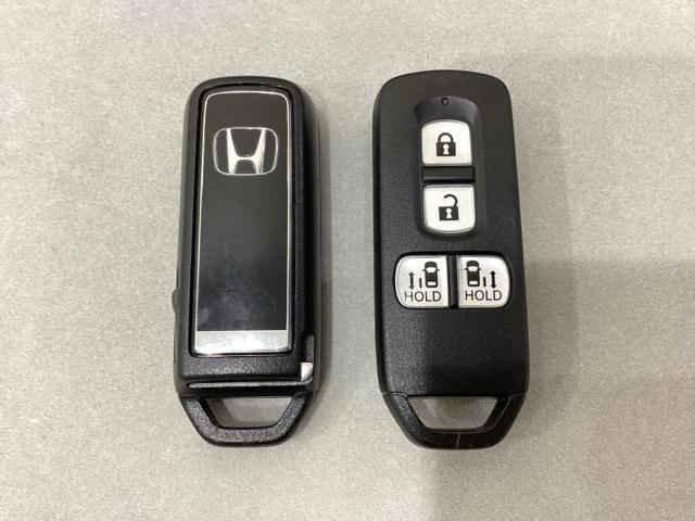 スマートキー付きですからドアロックの開閉およびエンジンスタートが楽々です。電動スライドドアの開け閉めもボタンで操作できます。スペアキーも同じものを用意しております。