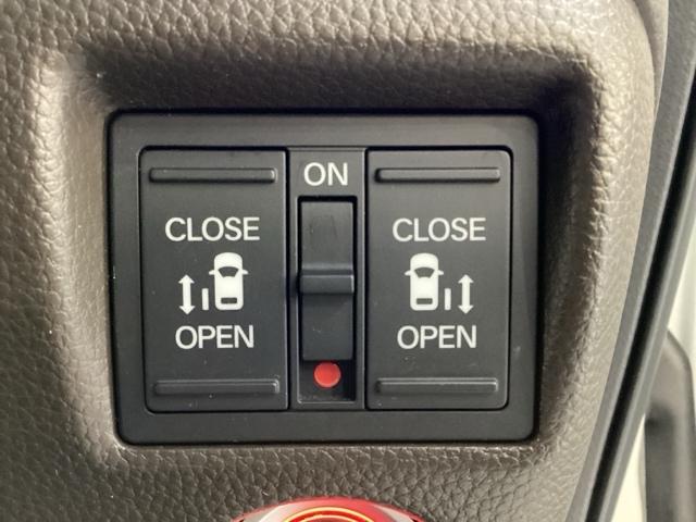 リアドアは乗り降りに便利な両側電動スライドドアです。また運転席に座っていながらスイッチ操作で自在にスライドドアを開け閉めできます。