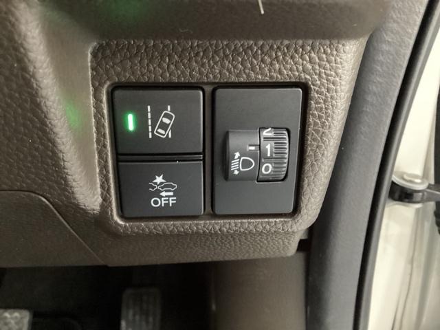 ハンドルの右側にはヘットライトリベライザーとＨｏｎｄａセンシング用のメインスイッチがついています。ヘッドライトリベライザーは道路状況や積荷の加重に応じてライトの高さを調節できます。