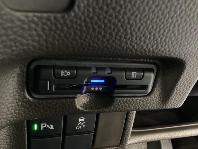 ハンドルの左下にＥＴＣがついています。高速道路の料金所の通過も楽々です。　カードの取り出しもしやすい場所についています。