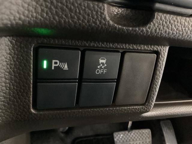 ＶＳＡ装備車です。ＶＳＡはドライバーの操作と車の動きを見守っています。もし車の挙動が乱れたとき、４輪別々にブレーキをかけたり、エンジンパワーをしぼることによって車を安定させます。