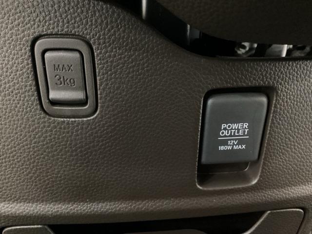 アクセサリーソケットはＵＳＢのアダプターなどをつければ、スマホの充電にも使えます。周辺には物が置けるボックスがついています。