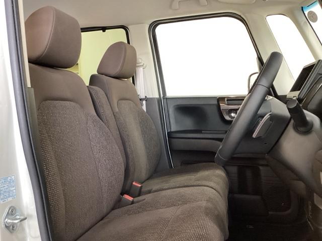 座面も厚みがあり背もたれも高く、広い足元にゆったり座れるシートです。運転席と助手席の間が空いている為、助手席側への移動がスムーズです。交通量の多い道でも助手席側から乗り降りができます。