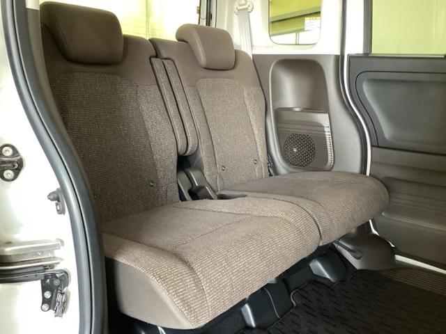 リアシートの背もたれは２段階の角度調節がついています。お好みの位置でゆったりお乗りいただけます。前後のシートスライドもできるので足元の広さも調整できます。