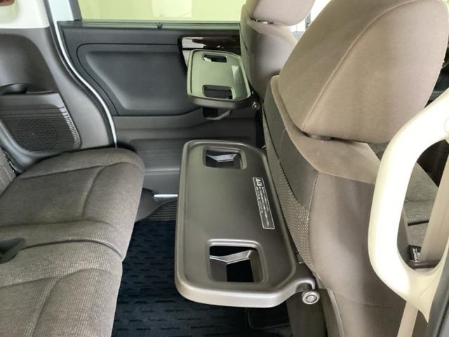 運転席・助手席の背もたれには、２列目シート用にカップホルダー付きの「格納式のシートバックテーブル」を装備しています。休憩時のちょっとした時間などカップを置いたり、小物置きに使えて便利です。